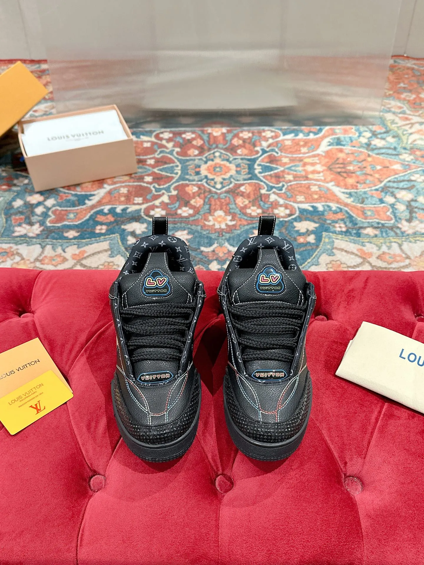 👟👟Ex-factory price 800👟👟 LV donkey brand L SKATE series latest color matching Tariner sneakers four-leaf clover skate shoes couple style retro basketball shoes original purchase development and production This LV Skate sneaker is decorated with colorful details on the grained cow leather shoe body, echoing the leather goods and ready-to-wear series of the season. A gradient Monogram flower blooms on the side of the sneaker. The padded tongue and Mini Monogram fabric-lined collar show the inspiration of skate shoes in the 1990s ▪️Material: original customized first-layer cowhide ▪️Inner lining: imported breathable mesh ▪️Sole: original open-molded non-slip TPU material ▪️Sole thickness: 3.5cm ▪️Size: Female 35-40 Male 39-44 (Female 41, Male 45.46 customized, non-returnable)